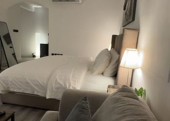 استديو بسرير ماستر وجلسة جانبية
