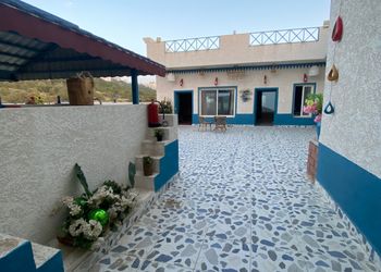 استراحة بمجلس وفناء خارجي 