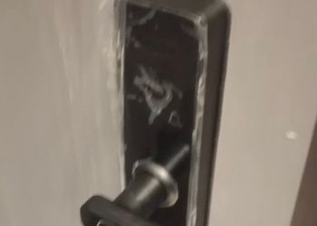 استديو بأثاث مريح وبسيط 