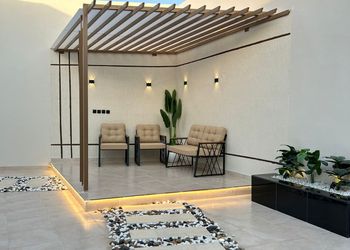 شاليه بجلسة خارجية وألعاب أطفال