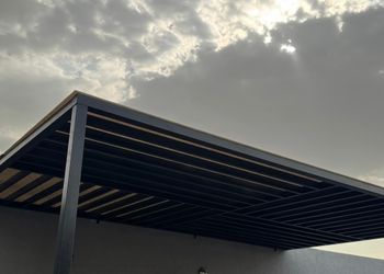 شاليه بجلسة خارجية وألعاب مائية 