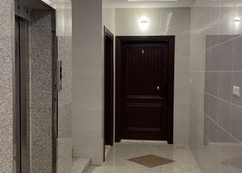 شقة بصالة معيشة وغرفة نوم
