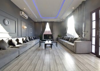 شاليه بمسطح اخضر وصاله وغرفة نوم