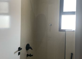 شقة بصالة مريحة وتصميم كلاسيك