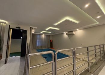 شاليه بمسطح اخضر وجلسة خارجية