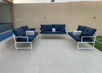شاليه بجلسة تطل على مسبح خارجي 