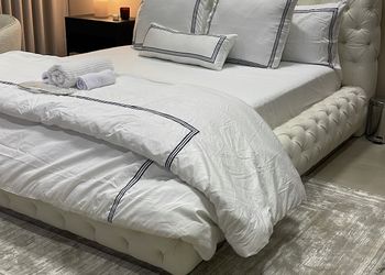 استديو بأثاث مريح وبسيط 