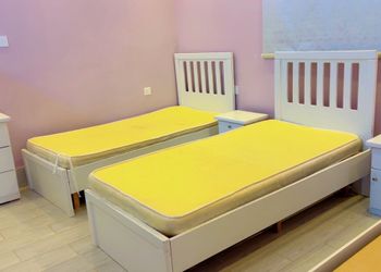 استراحة بمسطح اخضر وجلسه خارجيه