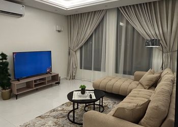 شقه بغرفة نوم وصالتيين جلوس