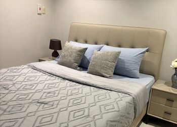 استديو بأثاث مريح وبسيط 