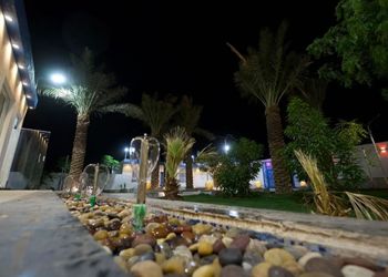 شاليه بمسطح اخضر وجلسة خارجية