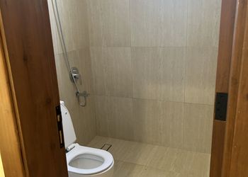 شاليه بجلسة تطل على مسبح خارجي 