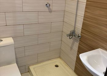 شقة بغرفة معيشة وغرفتين نوم 