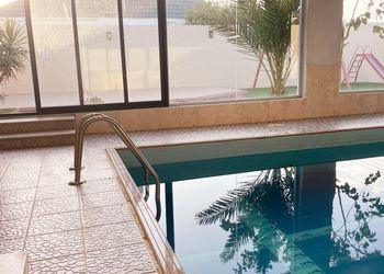 شاليه بجلسة خارجية وألعاب أطفال