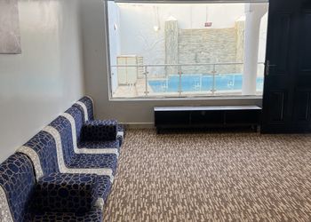 شاليه بمسطح اخضر وجلسة خارجية 