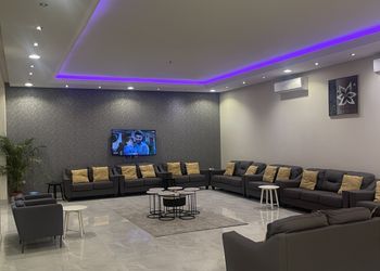 شاليه بمسطح اخضر ومسبح