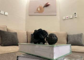 استديو بأثاث مريح وبسيط 