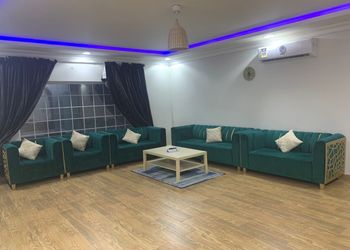 شاليه بجلسه خارجيه ومسطح اخضر 