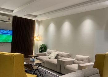 شاليه بمسطح اخضر ومسبح 