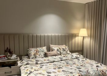 استديو بأثاث مريح وبسيط