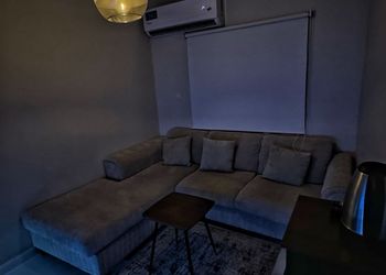 شقة بصالة أنيقة ودخول ذاتي