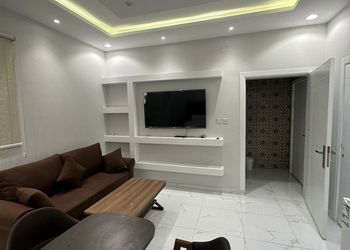 استديو بأثاث مريح وبسيط 