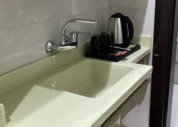 شقة بغرفتين نوم وبأثاث بسيط
