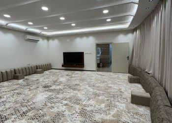 شالية بمجلس مطل على الفناء الخارجي 