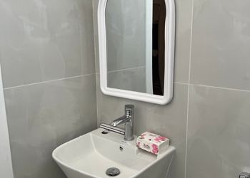 استديو بأثاث مريح وبسيط
