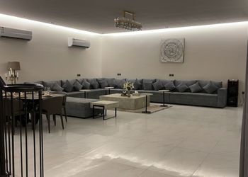 شاليه عائلي انيق بجلسة خارجية