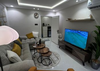 شقة بغرفة معيشة وغرفة نوم 