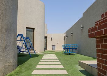 شاليه بصالة مطلة على الحديقة 