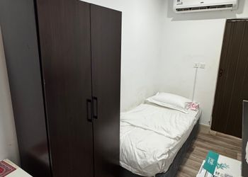 غرفة بسرير مريح وأثاث بسيط