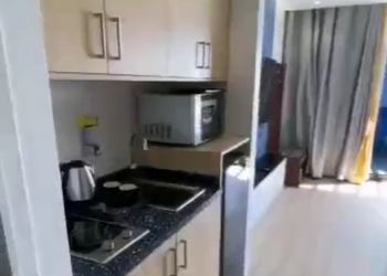 شقة بغرفة معيشة وغرفة نوم