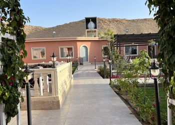 شاليه بمسبح وألعاب مائية