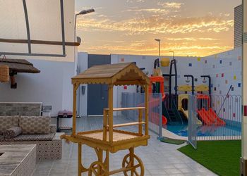 شاليه بجلسة خارجيه وركن شواء