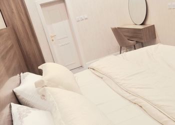 شقة بصالة وغرفتين نوم وبأثاث مريح