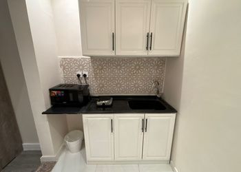استديو بأثاث مريح وبسيط 