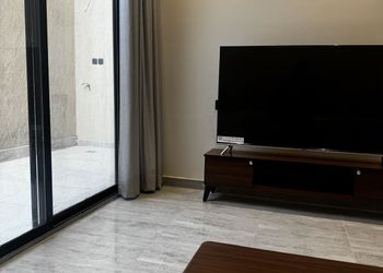 شقة بغرفتين نوم وغرفة جلوس 