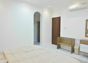 شقة انيقة بصالة وثلاث غرف نوم 