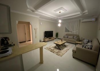 شقة بغرفة معيشة وغرفة نوم 
