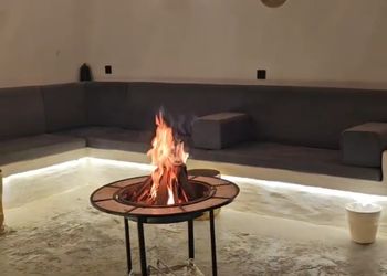شاليه أنيق بمجلس واسع بتصميم يوناني 