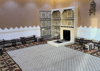 استراحة بجلسة خارجية ومسطح اخضر