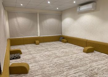 استراحة بجلسة خارجية واسطبل خيل