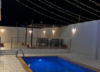 استراحة بجلسة خارجية ملعب كرة طائرة