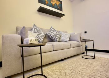 استديو بسرير ماستر وجلسه جانبيه