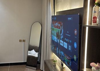 استديو بأثاث مريح وبسيط 