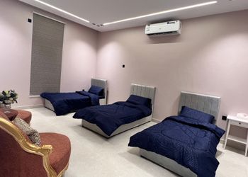 استراحة بمجالس واسعة وفناء خارجي
