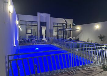 شاليه بمسطح اخضر وجلسة خارجية