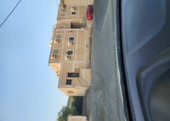 شقة بصالة جلوس وغرفة نوم مريحة 